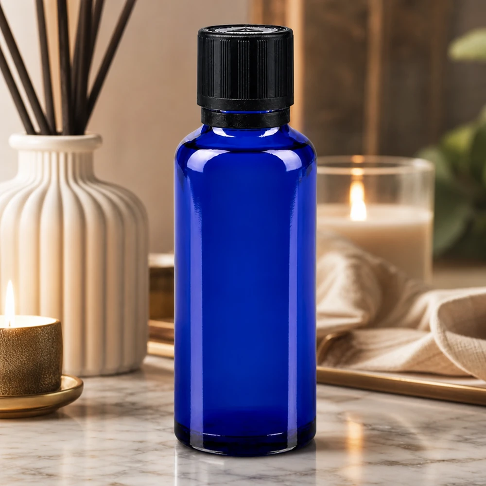 Apteekkipullo sininen 30ml tippapullon korkki kaadinrengas 1mm musta lapsilukko sokea varoitussymboli peukaloinnin estävä sulkeminen. 30 ml:n sininen tiputuspullo apteekkilasista, jossa on musta alkuperäinen korkki ja 1 mm:n suutin