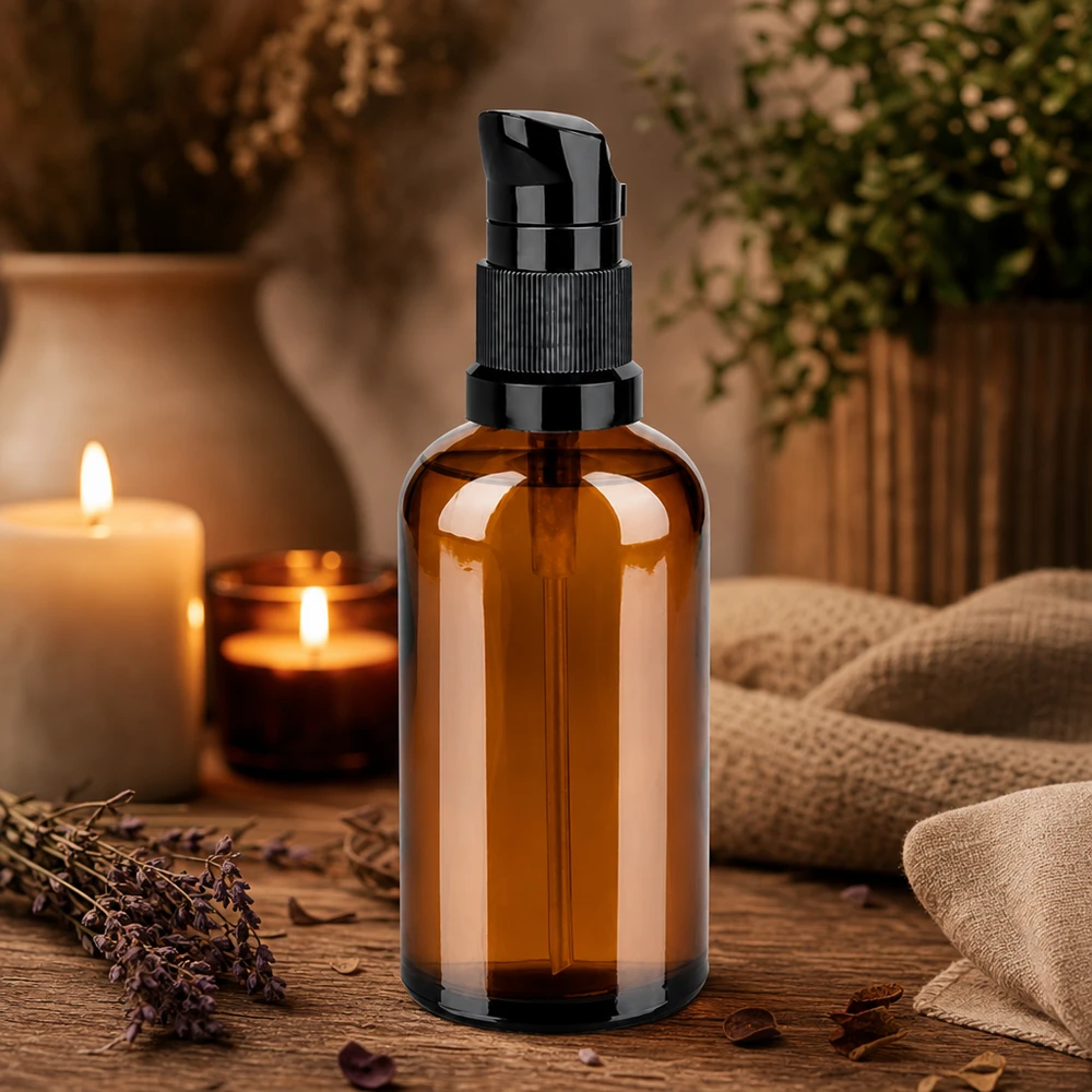 Laadukas 100ml pumppupullo BrownLine, jossa on UV-suoja ja ergonominen musta pumppuannostelija