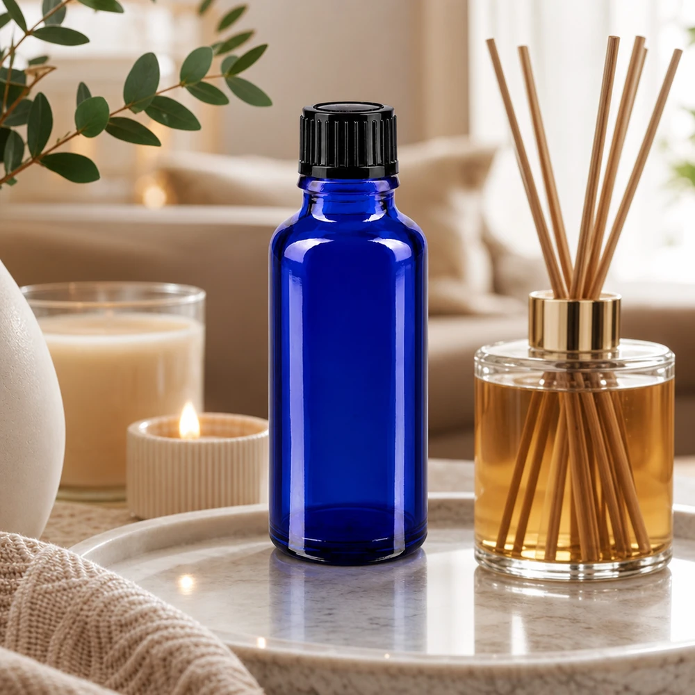 Apteekkipullo sininen 30ml ruuvikorkki musta standardi 30 ml:n sininen apteekkipullo, jossa on musta korkki, marmorilevyn päällä reed-diffuusorin vieressä
