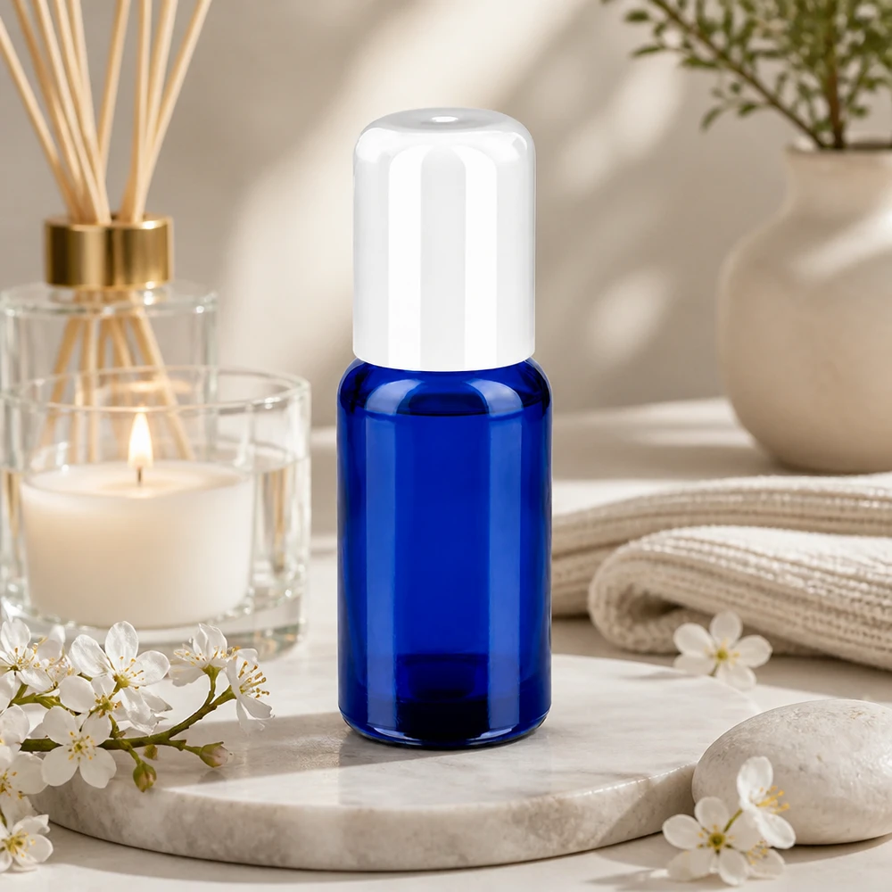 Pienikokoinen 20ml roll-on-pullo, joka on valmistettu kestävästä lasista ja jossa on käytännöllinen roll-on-korkki.