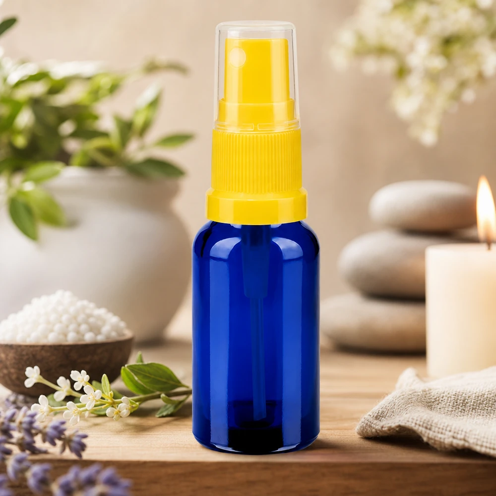 Sinisestä lasista valmistettu 20ml suihkepullo, jossa on vakiokierre BlueLine UT18/20 kosmetiikkaan tarkoitetulle suihkeelle