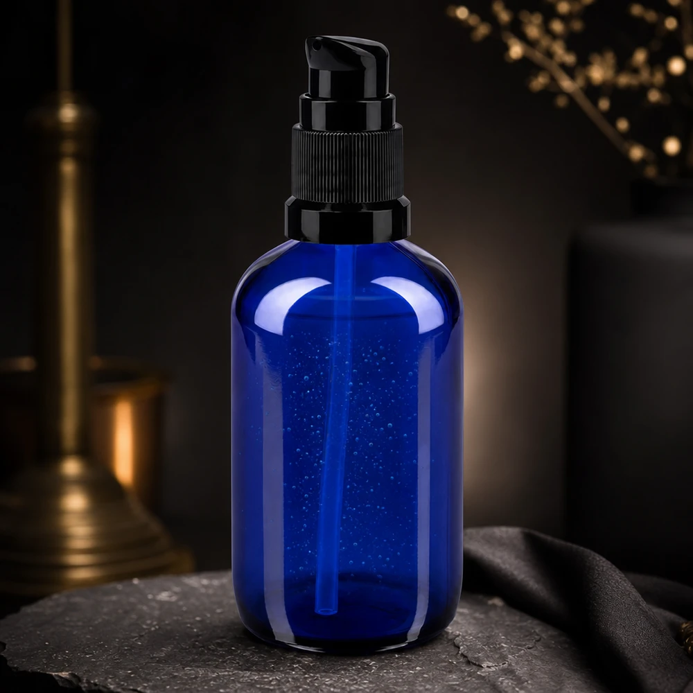 Apteekkipullo sininen 100ml pumppukorkki musta standardi Tyylikäs 100 ml:n pumppupullo koboltinsinisellä pohjalla ja mustalla annostelijalla tummalla liuskekivipohjalla