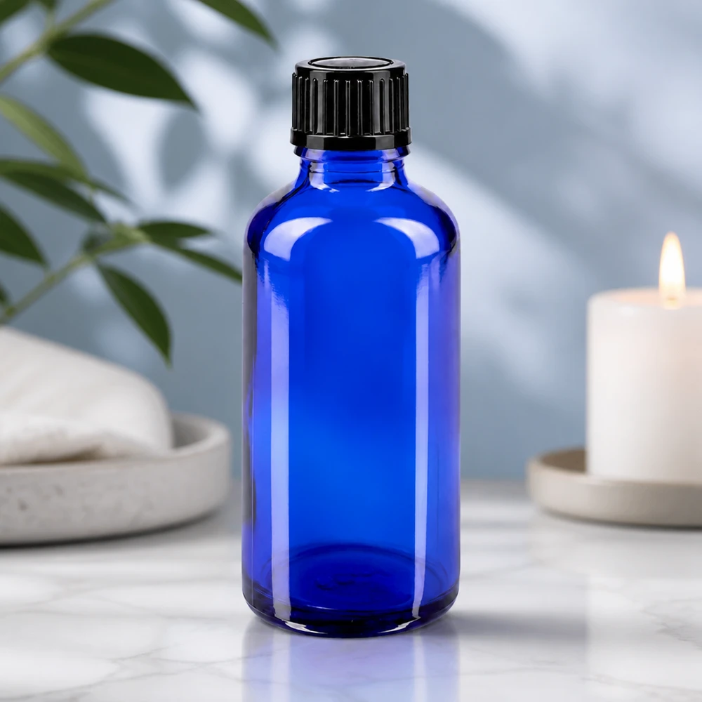 Apteekkipullo sininen 50ml tippapullo korkki 1mm musta standardi 50 ml:n tiputuspullo koboltinsinisestä apteekkilasista, jossa on lapsiturvallinen musta kierrekorkki