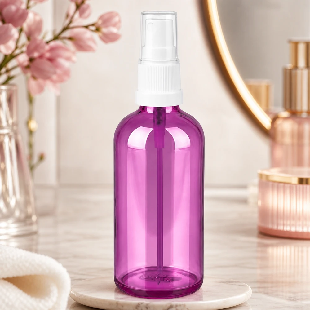 100ml ruiskupullo valkoinen/läpinäkyvä Standard PurpleLine UT18/100 100 ml:n suihkeannostelija, joka on valmistettu korkealaatuisesta muovista ja jossa on trendikäs violetti viivamalli.