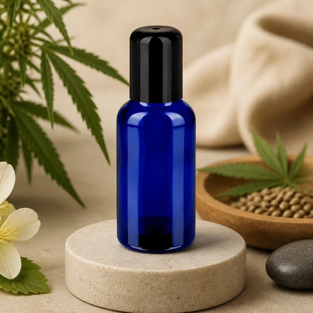 Pienikokoinen 30 ml:n roll-on-pullo STD BlueLine UT18/30, jossa on käytännöllinen roll-on-pallo-applikaattori.