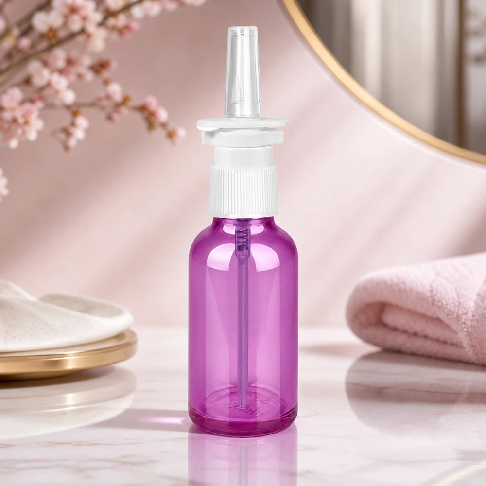 Korkealaatuinen 30 ml:n nenäsumutepullo, jossa on tarkka suihkumekanismi ja tyylikäs violetti muotoilu.