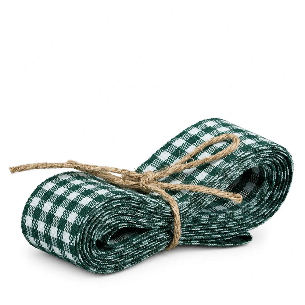 Vihreä-valkoinen koristenauha, 300 cm Vihreä ja valkoinen ruudullinen kangasnauha 300cm sidottuna juuttinauhalla koristenauhana valkoisella pohjalla.