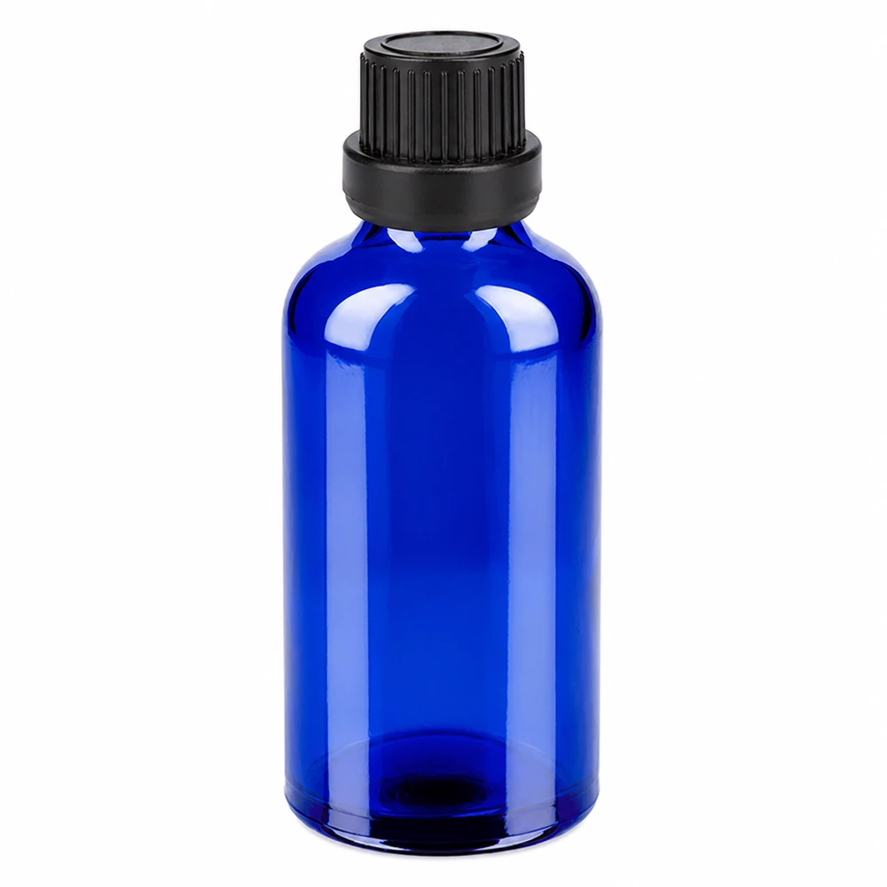 Sininen 50ml lasipullo mustalla kierrekorkilla eteerisille öljyille ja kosmetiikalle.