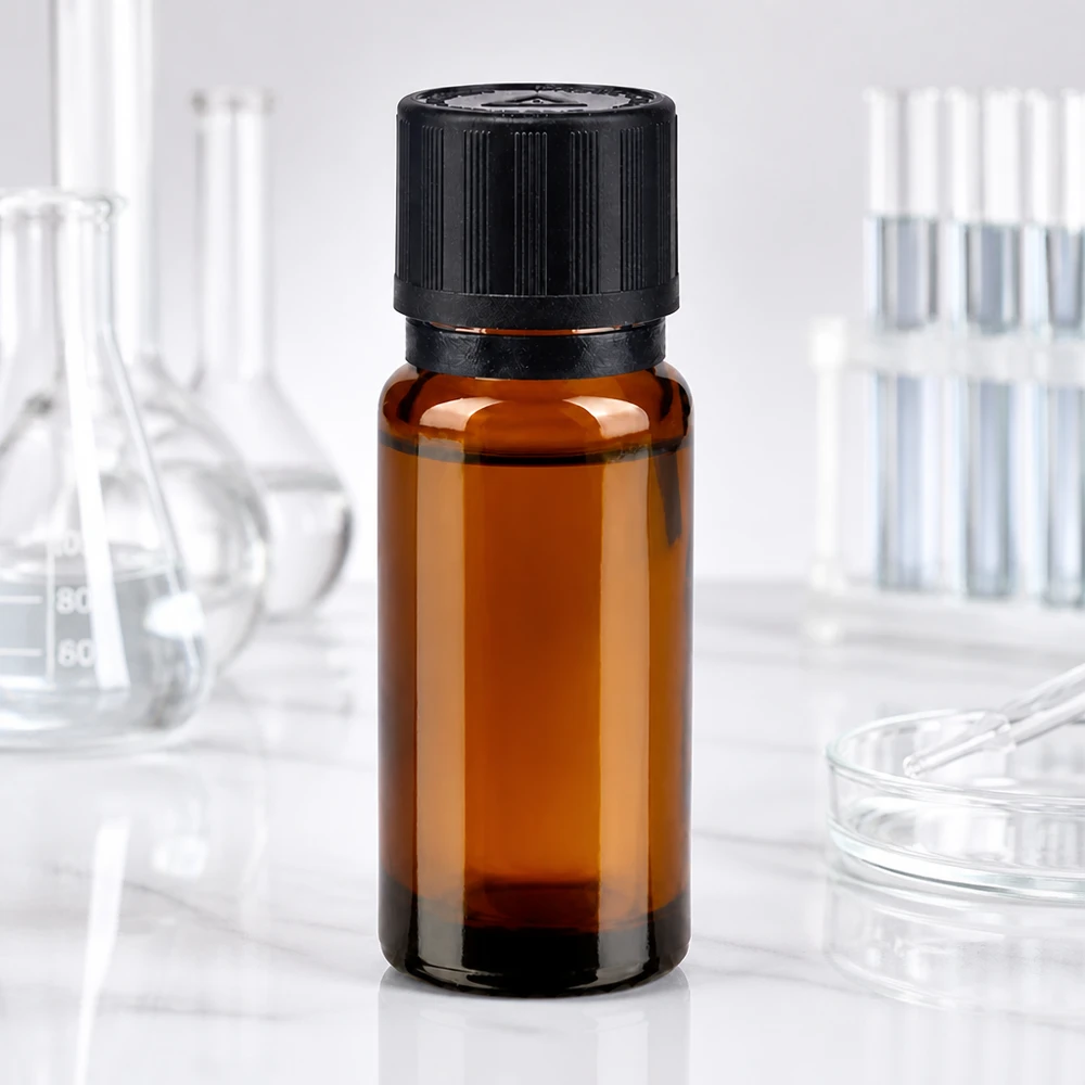 Apteekkipullo ruskea 10ml tiputuskorkki valurengas 1mm musta lapsilukko sokea varoitussymboli peukaloinninestokorkki St. Laboratorioympäristössä käytettävä, meripihkanvärinen 10 ml:n lasipullo, jossa on musta lapsiturvallinen korkki