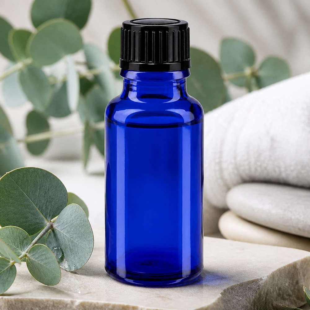 Pieni sininen apteekkipullo, 20 ml, mustalla korkilla, luonnonkivellä ja eukalyptuksella