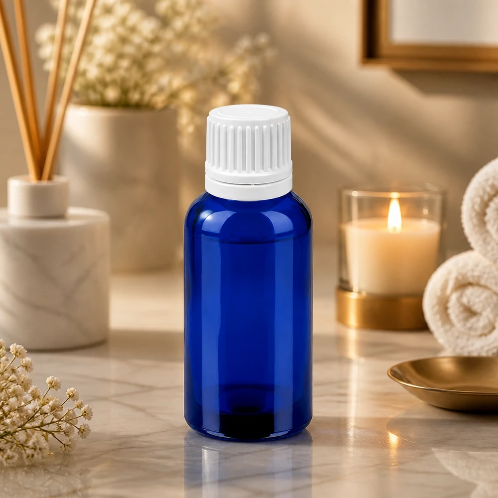 30ml sininen tippapullo valkoisella korkilla eteerisiä öljyjä ja aromaterapiaa varten.