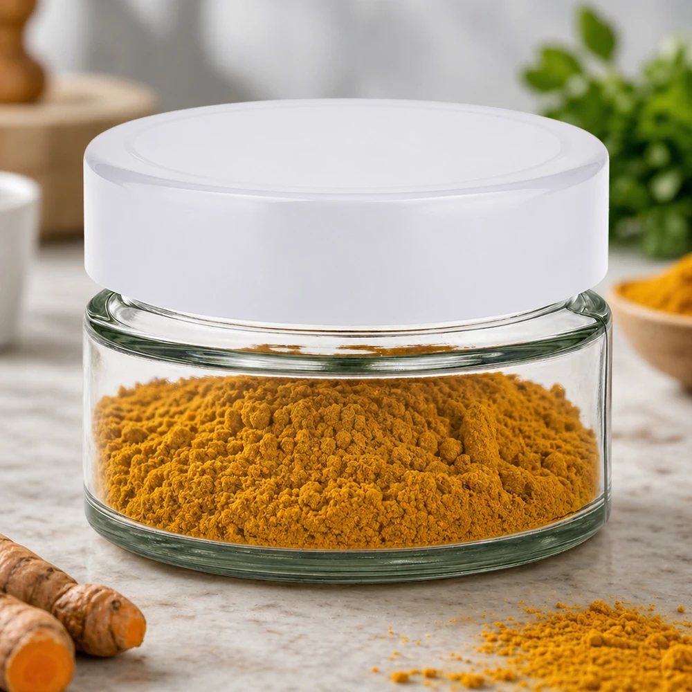130ml pyöreä purkki + BasicSeal-kansi valkoinen UNiTWIST 130ml pyöreä purkki BasicSeal-kannella, joka on täytetty keltaisella kurkumajauheella - mausteiden säilytys lasipurkissa.