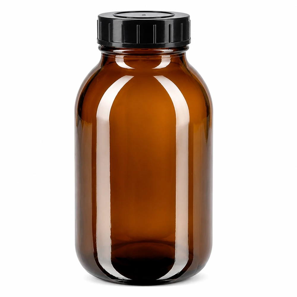 500 ml:n laajakaulainen pullo, joka on valmistettu meripihkalasista ja jossa on musta kierrekorkki optimaalista säilytystä varten.