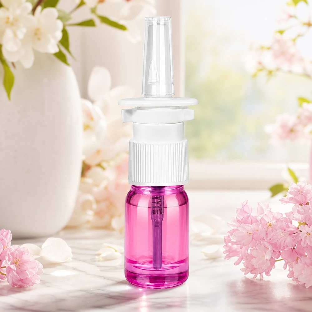 Violetti 5 ml:n nenäsumutepullo, jossa on vakiokierre UT18/5 lääketieteellisiin ja kosmeettisiin suihkepulloihin.