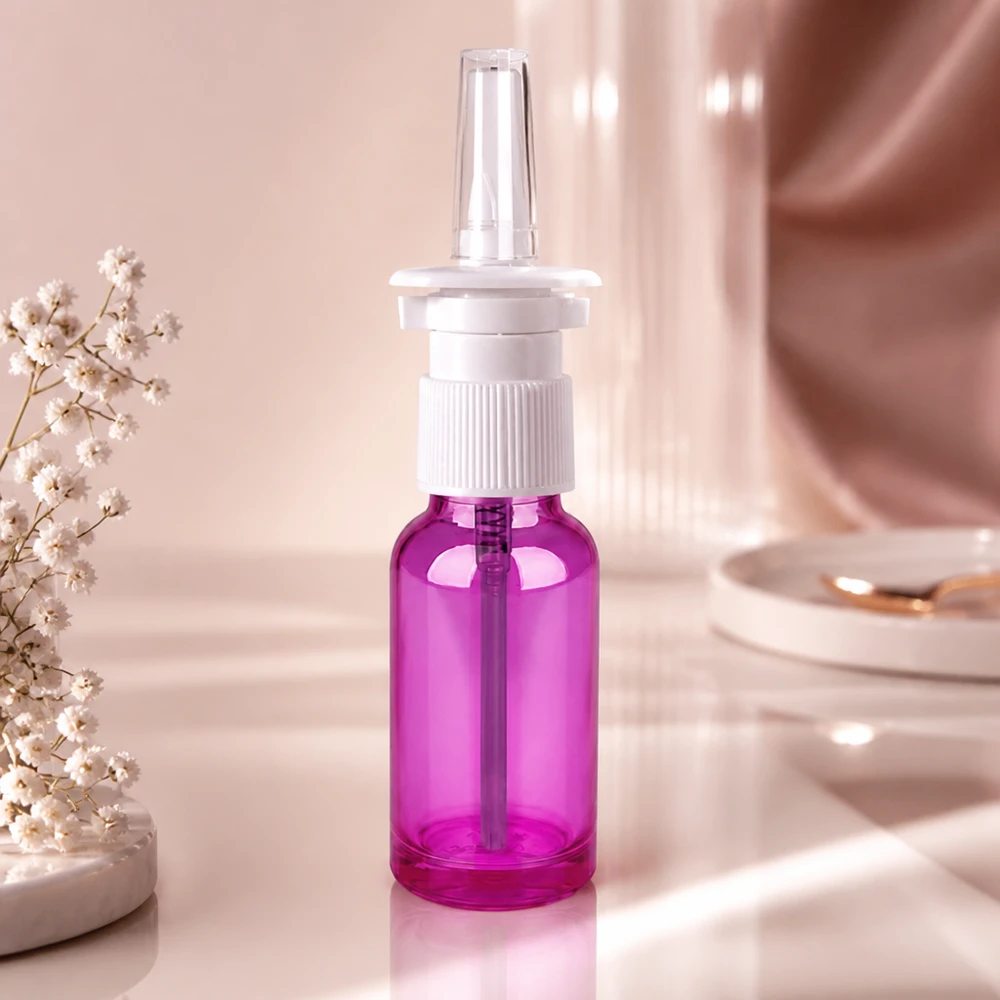 Kätevä 20 ml:n nenäsumutepullo UT18/20-kierteellä tyylikkäässä violetissa värissä jokapäiväiseen käyttöön.