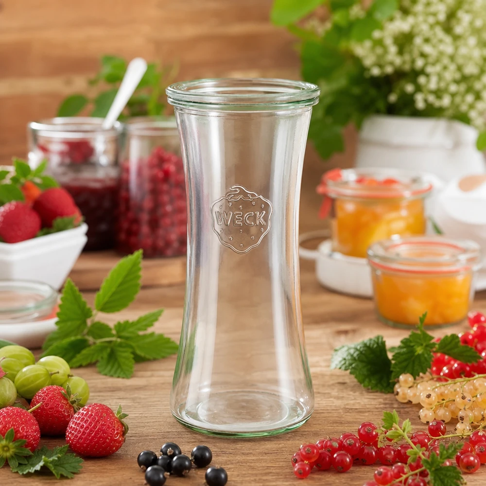 WECK 700ml herkkupurkki RR80, jossa on tuoreita marjoja ja hilloja puupöydällä - säilöntäpurkki hilloille - säilöntäpurkki hilloille