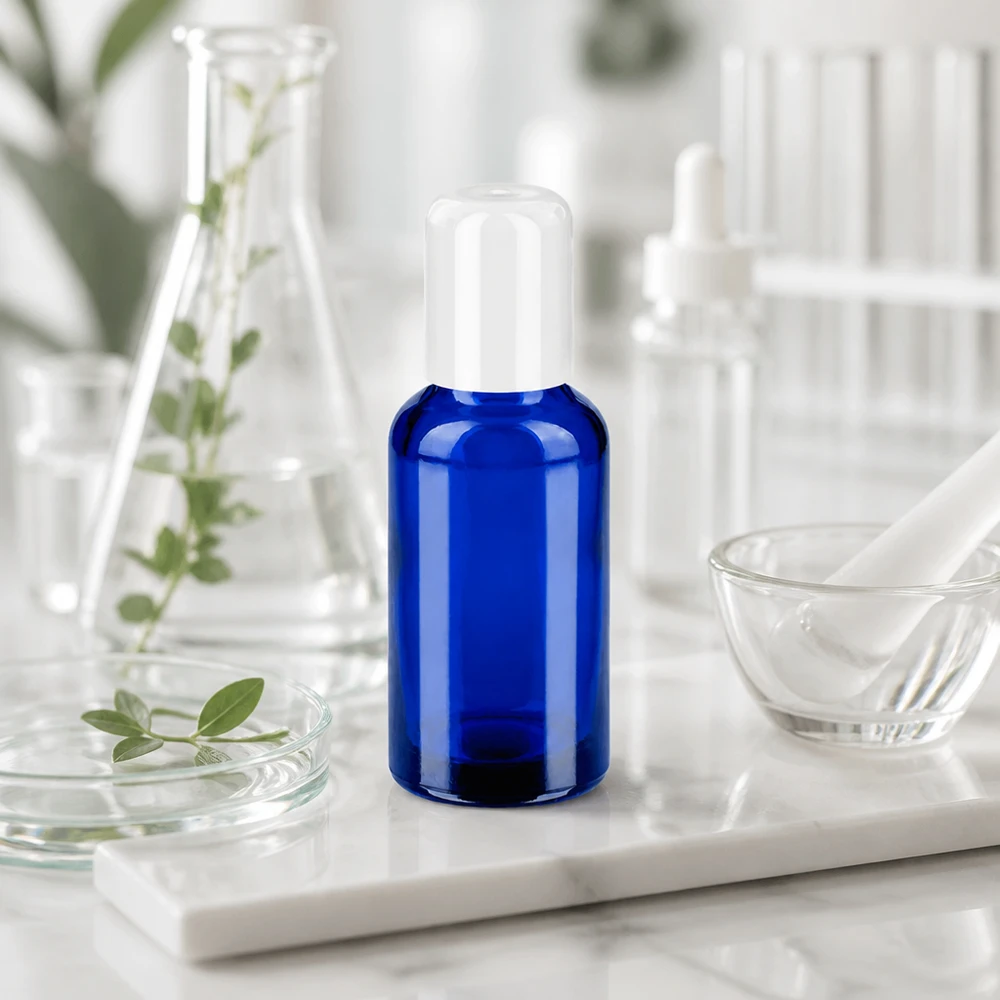 30ml roll-on-pullo valkoinen vakiokorkki BlueLine UT18/30 BlueLine UT18/30 30ml BlueLine roll-on-pullo, jossa on sininen lasi UV-suoja valolle herkille aineille.