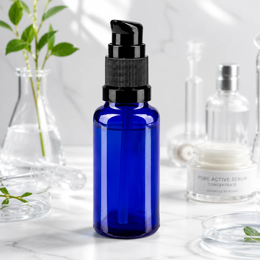 Apteekkipullo sininen 20ml pumppukorkki musta standardi Sininen 20 ml:n pumppupullo apteekkilasista, jossa on musta pumppupää, marmorilla laboratorio-lasivälineiden vieressä