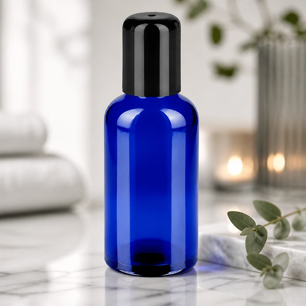 Käytännöllinen 50 ml:n roll-on-pullo STD BlueLine UT18/50 ergonomisella mustalla applikaattorilla.