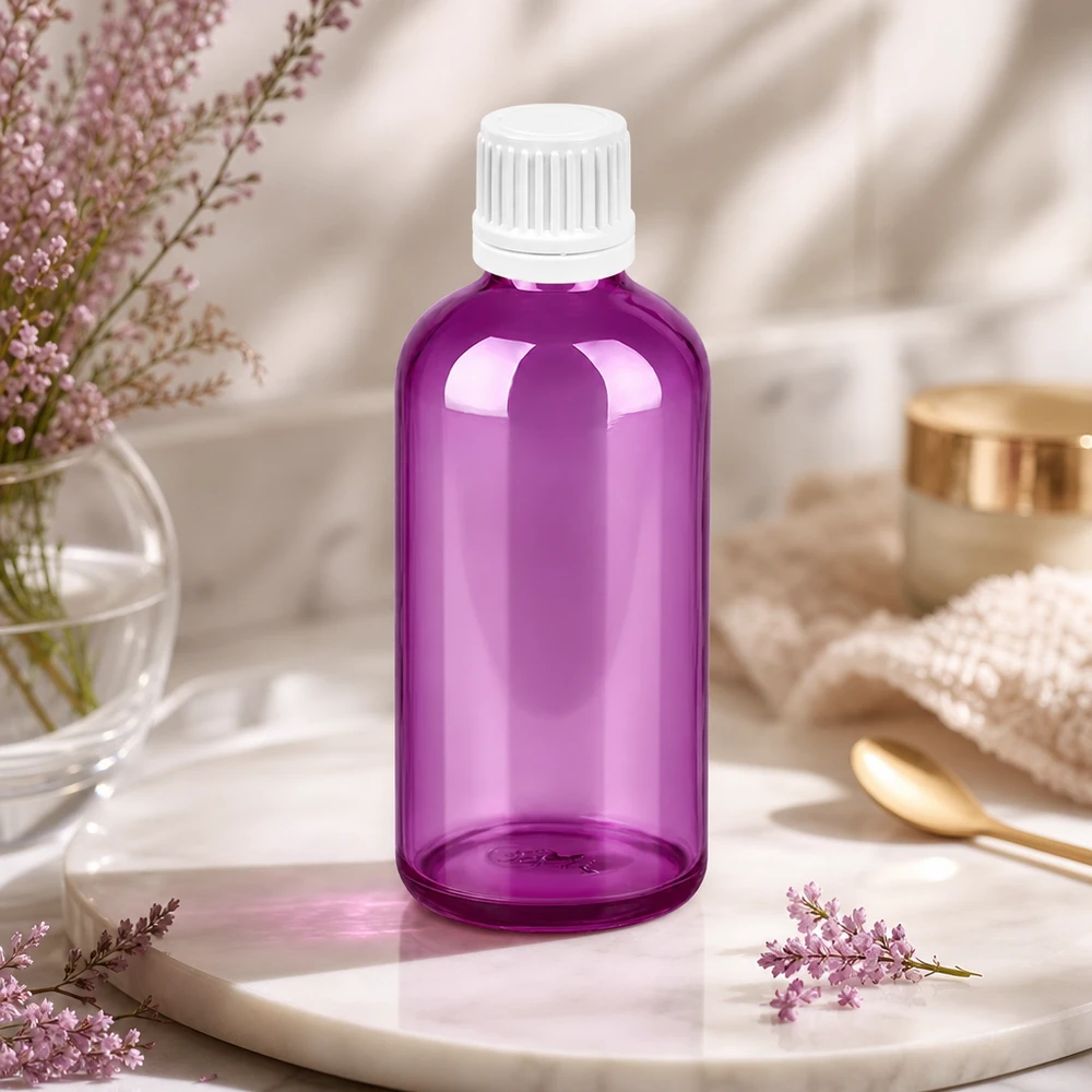 Laadukas 100ml lasipullo läpinäkyvää violettia valkoisella korkilla DIY-kosmetiikkaan.
