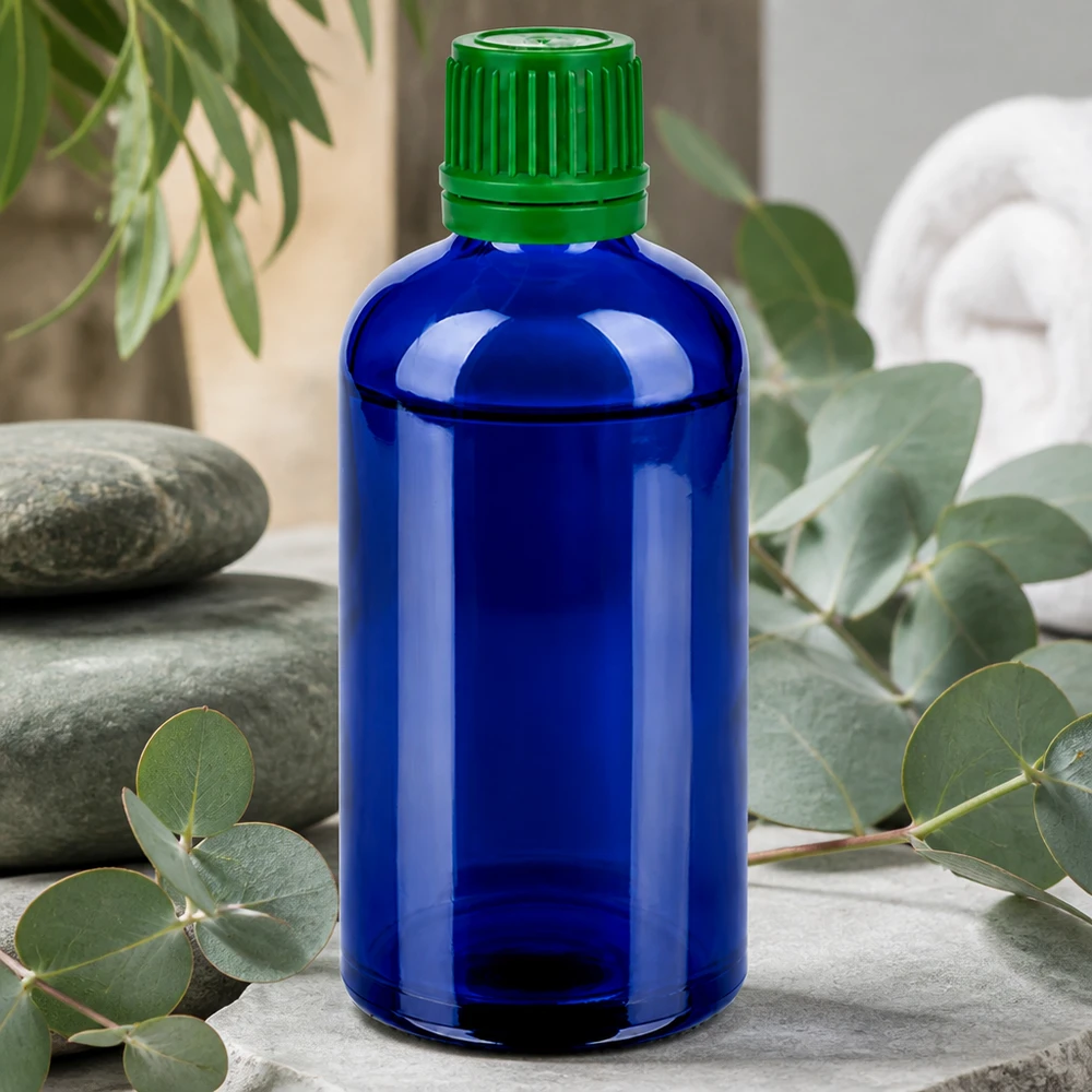 Korkealaatuinen 100ml lasipullo tyylikkäässä sinisessä värissä ja käytännöllisellä vihreällä 11mm kierrekorkilla.