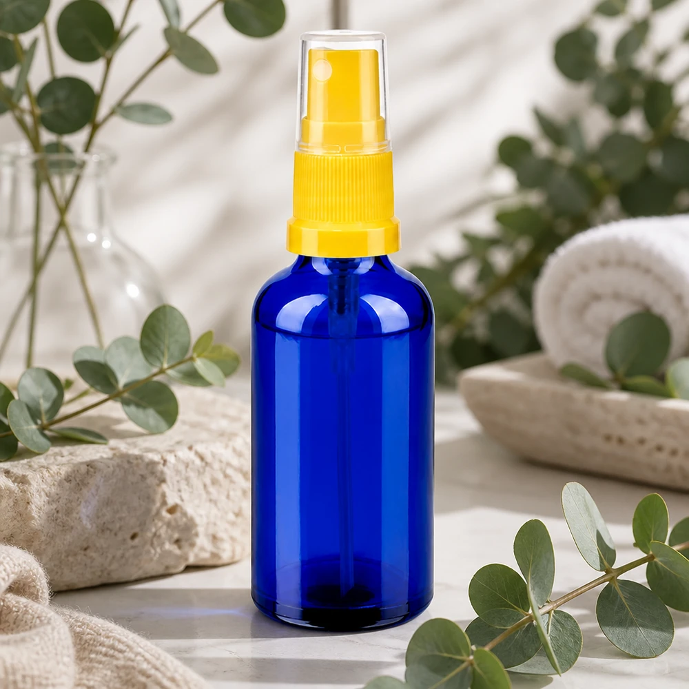 Laadukas 50 ml:n lasinen suihkepullo kirkkaan koboltinsinisellä kirkkaalla keltaisella ergonomisella suihkutuslaitteella.