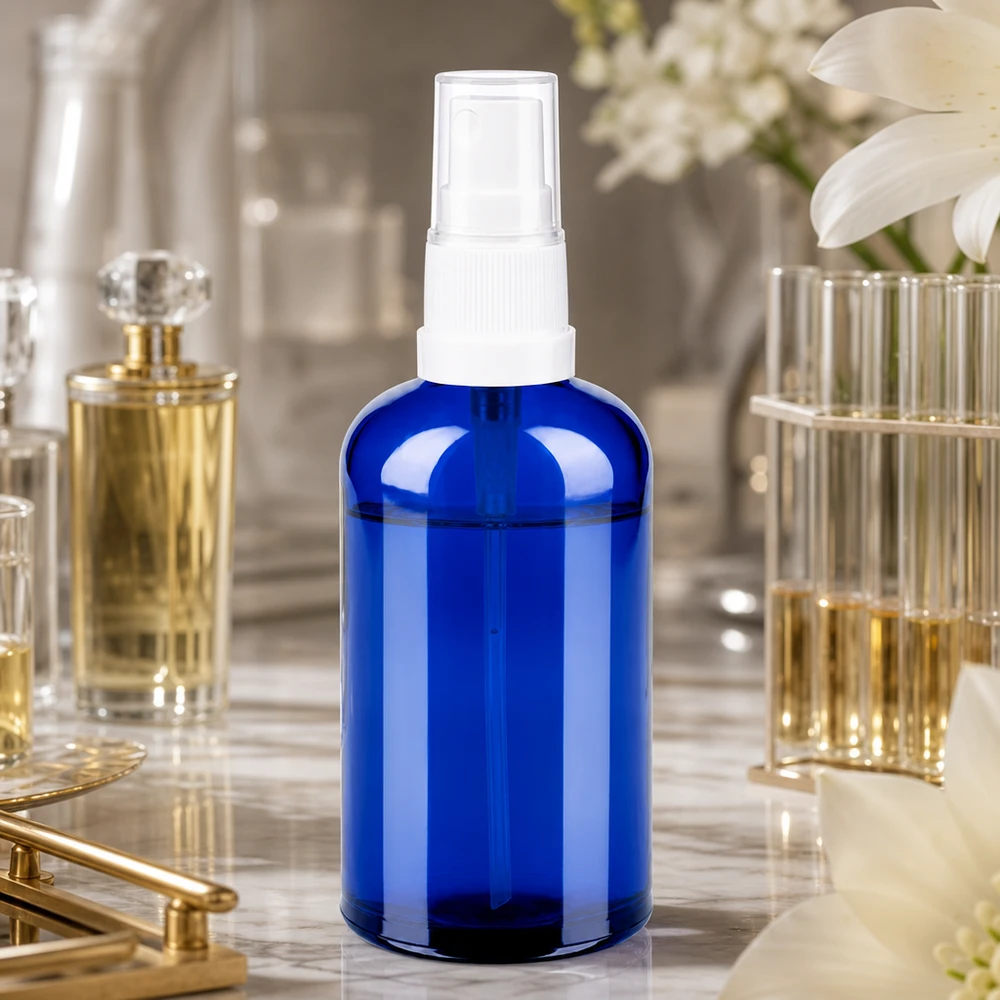 100ml suihkepullo valkoinen/läpinäkyvä vakiokorkki BlueLine UT18/100 Läpinäkyvä 100ml sininen suihkepullo, jossa on valkoinen sumutin, ihanteellinen hajuvesi- ja huonesuihkeille.