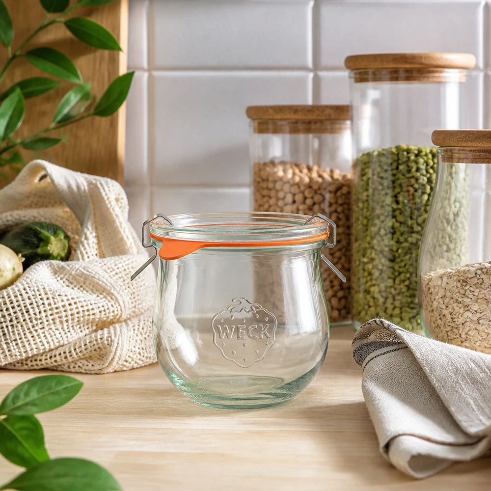 370ml tulppaanipurkki täydellinen WECK RR80 WECK tulppaanipurkki 370ml RR80 kestävässä keittiössä, jossa on säilytyspurkit ja ympäristöystävälliset kangaspusseja.