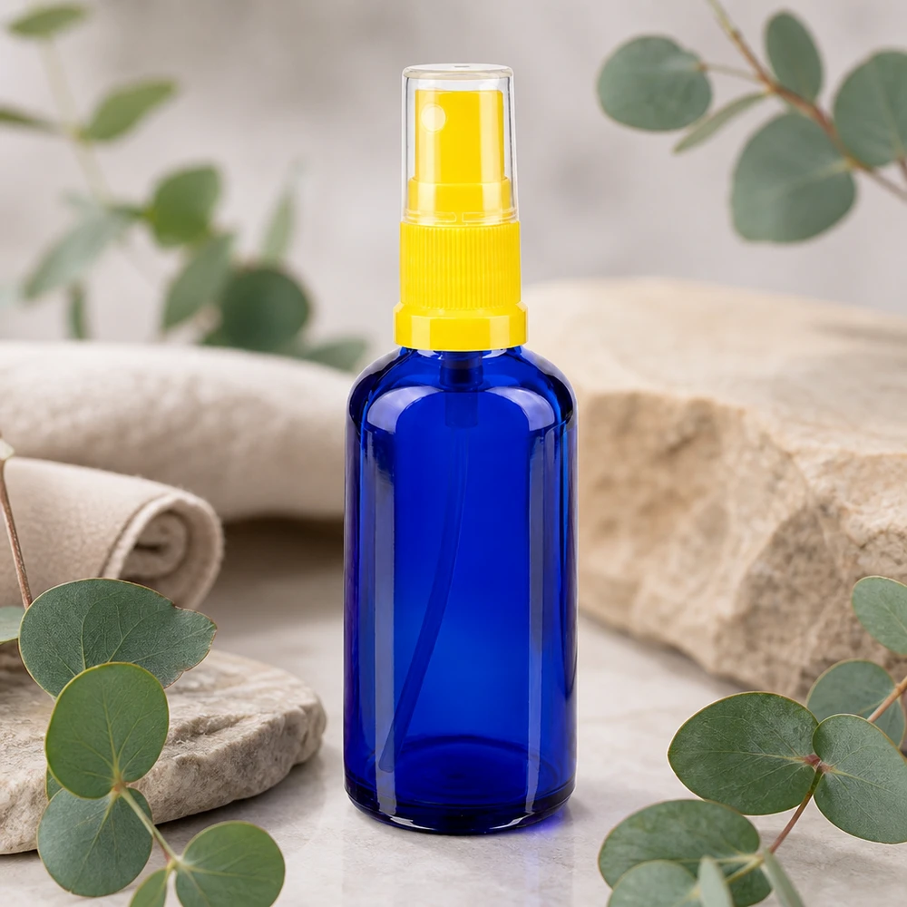 Sininen apteekkisuihkepullo, 50 ml, jossa on läpinäkyvä suojakorkki ja keltainen sumutin