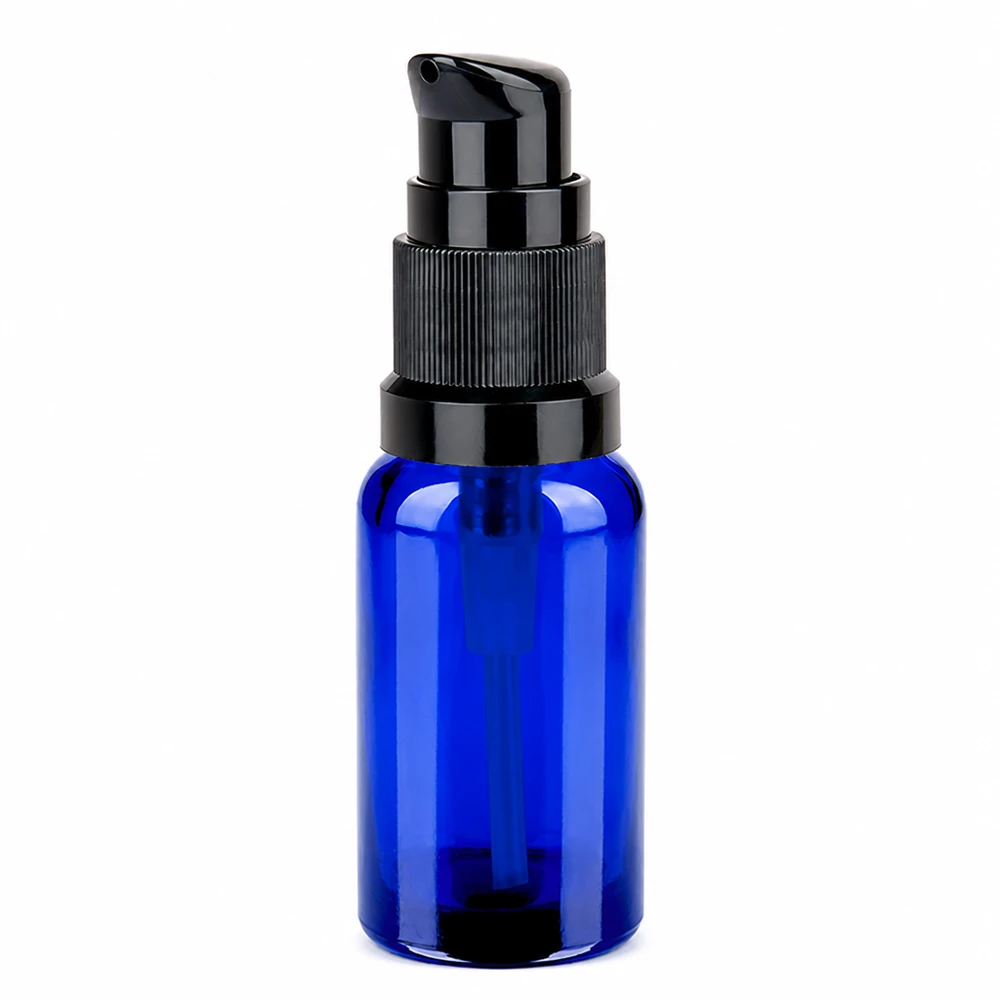 20ml pumppupullo musta vakiokorkki BlueLine UT18/20 20ml pumppupullo musta STD BlueLine UT18/20 - sininen lasi mustalla pumppuannostelijalla varustettuna.