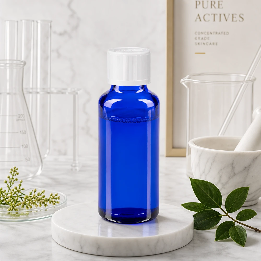 Apteekkipullo sininen 30ml tippapullon korkki valkoinen lapsiturvallinen standardi Sininen 30 ml:n laboratoriopullo, jossa on valkoinen turvakorkki, marmorijalustalla tieteellisten lasilaitteiden keskellä
