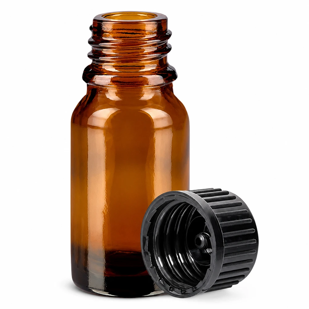 Pieni 10ml apteekkipullo meripihkanväristä lasia, jossa on musta uurrettu korkki.