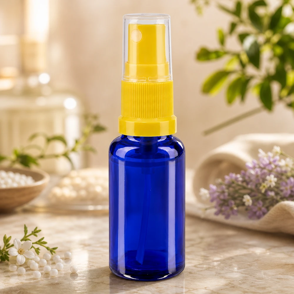 Apteekkipullo sininen 20ml suihkepullon korkki keltainen Kompakti 20 ml:n suihkepullo, valmistettu UV-suojatusta sinisestä lasista, keltaisella pumppupäällä, apteekkeihin