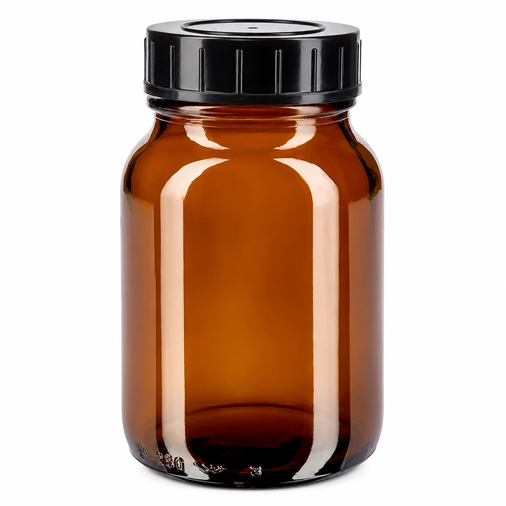 250ml leveäkaulainen meripihkanvärinen lasipullo, jossa on kierrekorkki. 250ml meripihkalasinen leveäkaulainen pullo, jossa on musta kierrekorkki turvallista säilytystä varten.