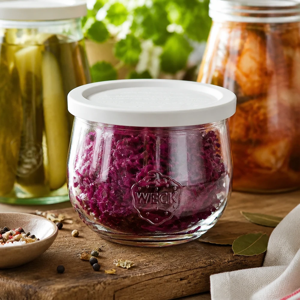 580ml tulppaanipurkki kannella WECK RR100 WECK Tulpenglas 580ml RR100 mit Rotkraut gefüllt zwischen eingelegten Gurken und Kimchi für Fermentierung und Konservier