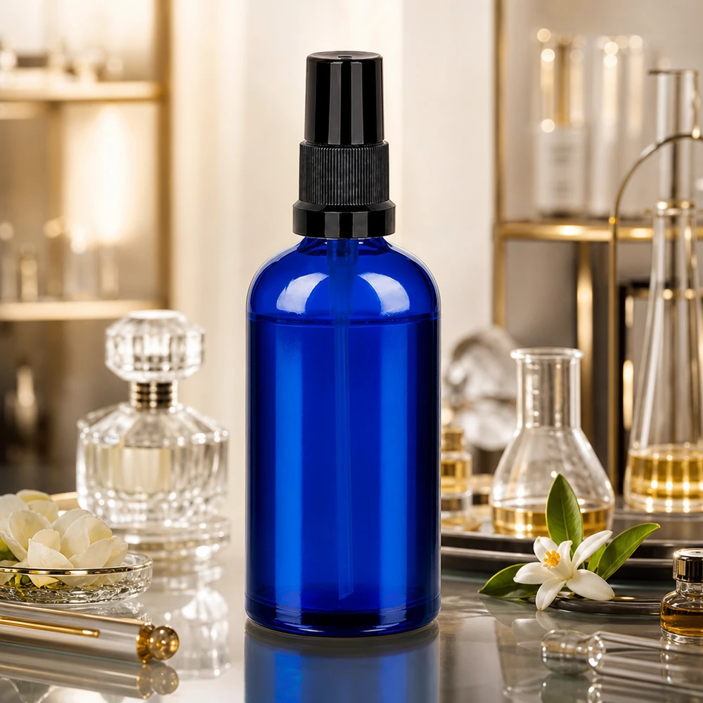 100ml suihkepullo musta vakiokorkki BlueLine UT18/100 Tyylikäs 100ml suihkepullo STD BlueLine - musta suihkepää syvänsinisellä lasilla ylelliselle kosmetiikalle.
