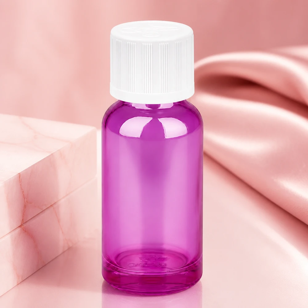 Kompakti 20 ml:n lasipullo tyylikkäässä violetissa värissä ja valkoisella korkilla tarkkaa annostelua varten.