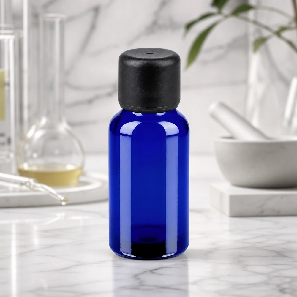 Pieni 20 ml:n lasipullo tyylikkäässä sinisessä värissä ja käytännöllisellä mustalla korkilla jokapäiväiseen käyttöön.