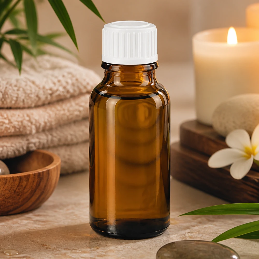 Apteekkipullo ruskea 20ml ruuvikorkki valkoinen standardi Ruskea 20 ml:n apteekkipullo, lasia, valkoisella korkilla, marmorilla kynttilän ja plumeria-kukan vieressä