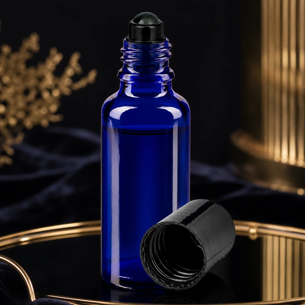Sininen 30 ml:n roll-on-pullo, jonka musta kierrekorkki on auki, kultaisella tarjottimella
