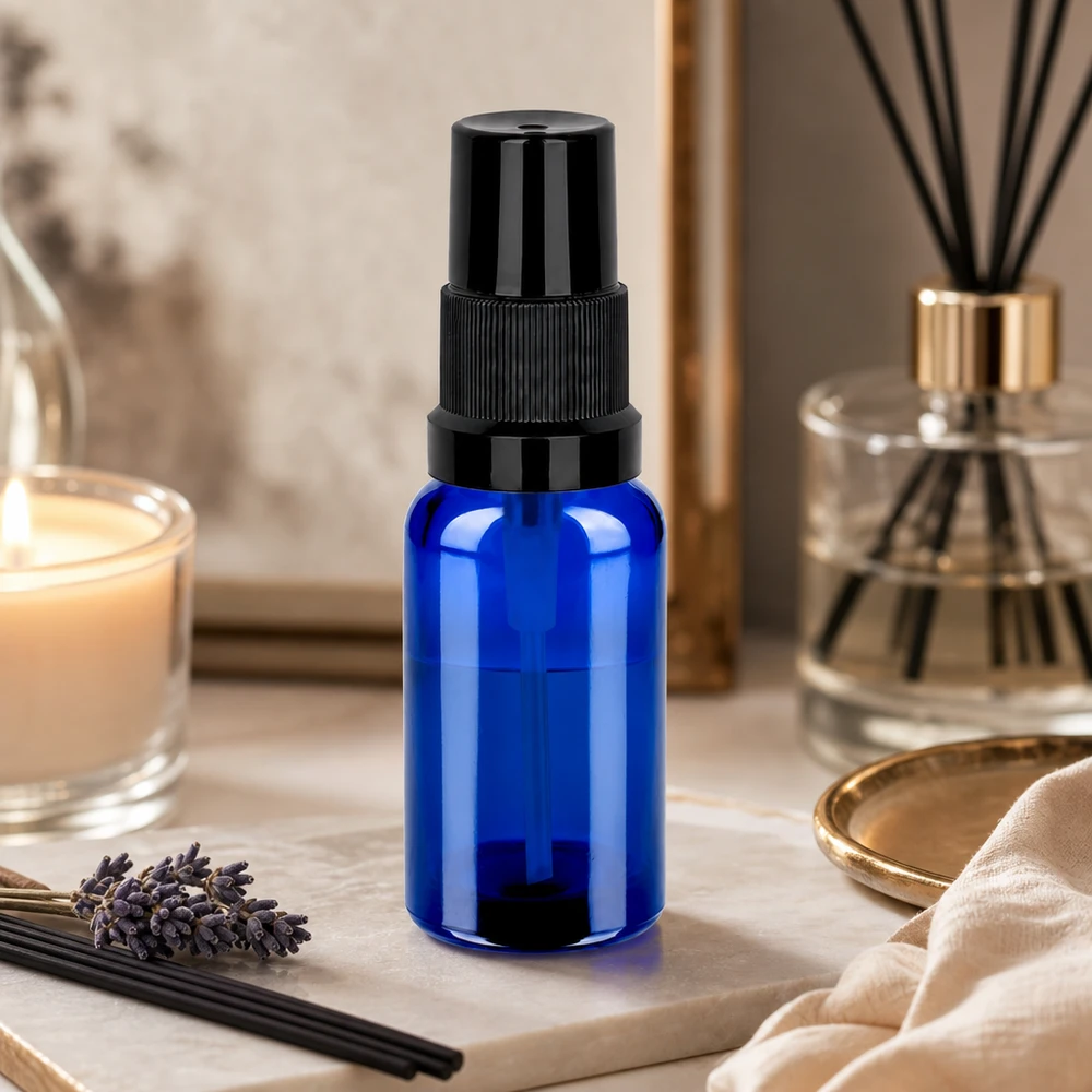 Laadukas sininen lasipullo 20ml mustalla suihkukorkilla aromaterapiasovelluksiin.