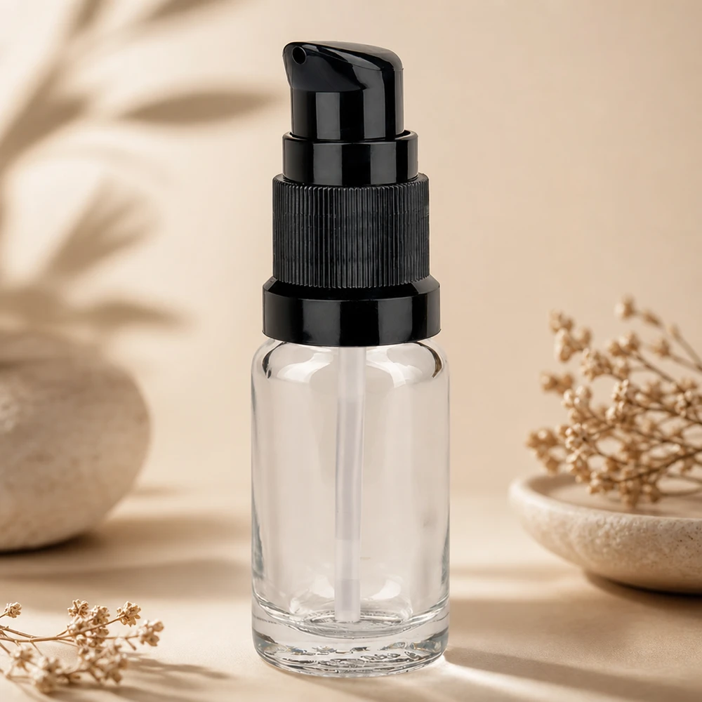 10ml pumppupullo musta vakiokorkki ClearLine UT18/10 Läpinäkyvä 10 ml:n pumppupullo UT18/10, jossa on musta annostelija, vaaleanruskealla taustalla