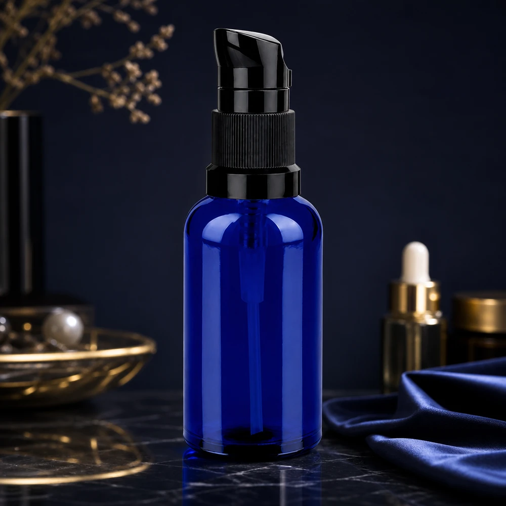 50 ml:n pumppupullo musta vakiokorkki BlueLine UT18/50 Korkealaatuinen 50ml lasipullo tyylikkään sinisellä värillä ja mustalla pumppupäällä STD BlueLine UT18/50.