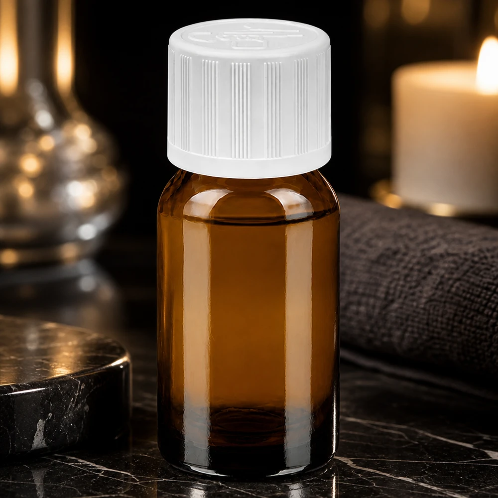 Kompakti 10 ml:n pullo UV-suojatusta meripihkanvärisestä lasista, jossa on valkoinen korkki homeopatiaa varten.