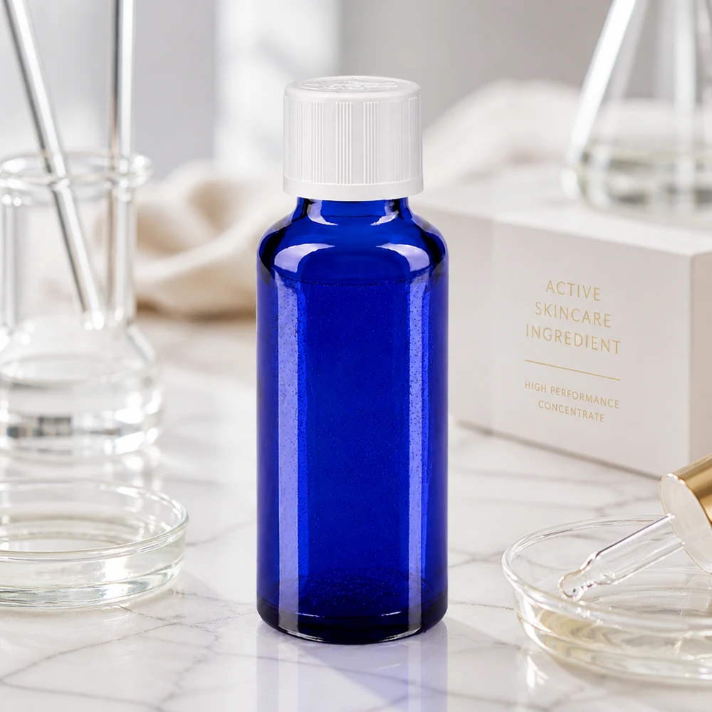 Apteekkipullo sininen 30ml kierrekorkki valkoinen lapsiturvallinen vakio 30 ml:n koboltinsininen apteekkilasipullo, jossa on valkoinen lapsiturvallinen korkki, laboratoriotunnelmassa