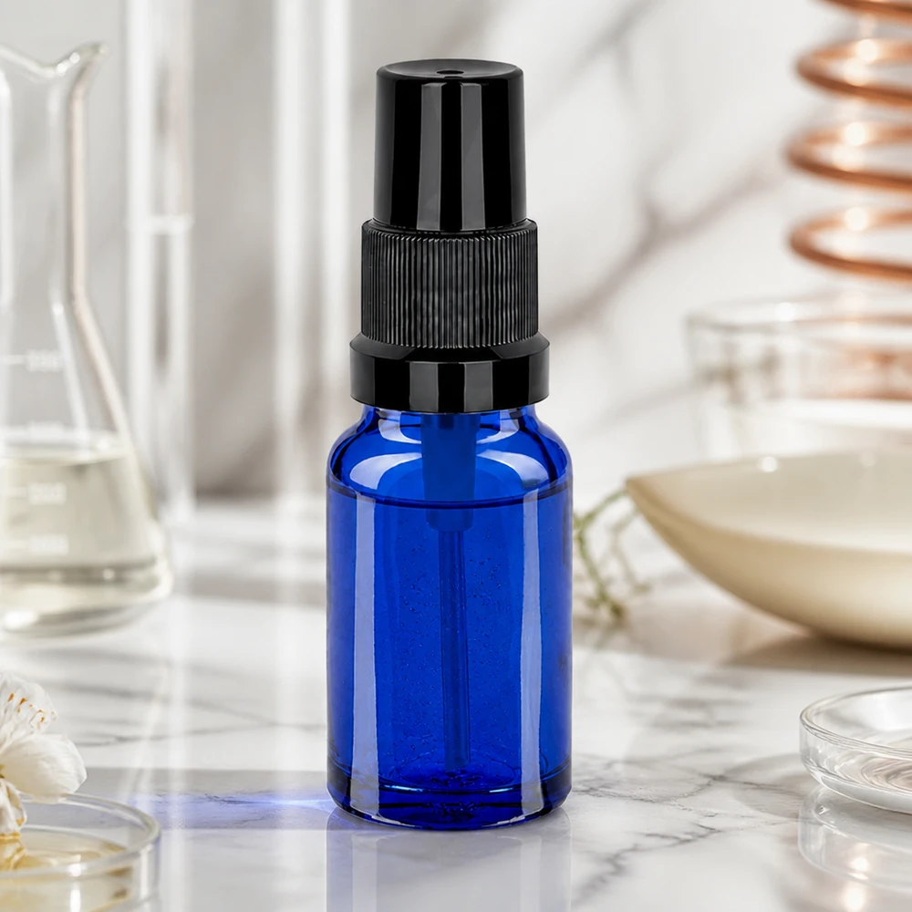 10ml suihkepullo musta vakiokorkki BlueLine UT18/10 BlueLine UT18/10 10 ml:n lasinen suihkepullo STD BlueLine UT18/10, jossa ergonominen musta suihkepää helppokäyttöiseksi