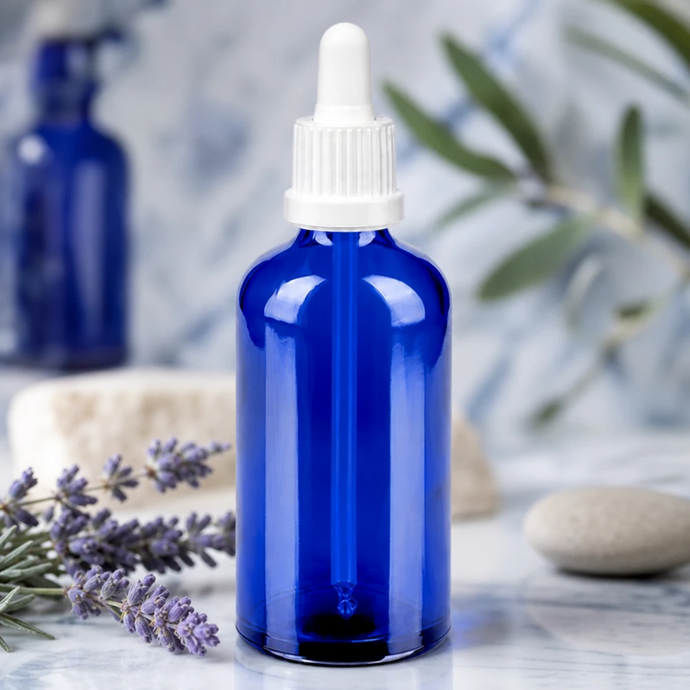 Tyylikäs sininen lasipullo 100ml, jossa ergonominen BlueLine UT18/100 pipetti helppokäyttöisyyttä varten.