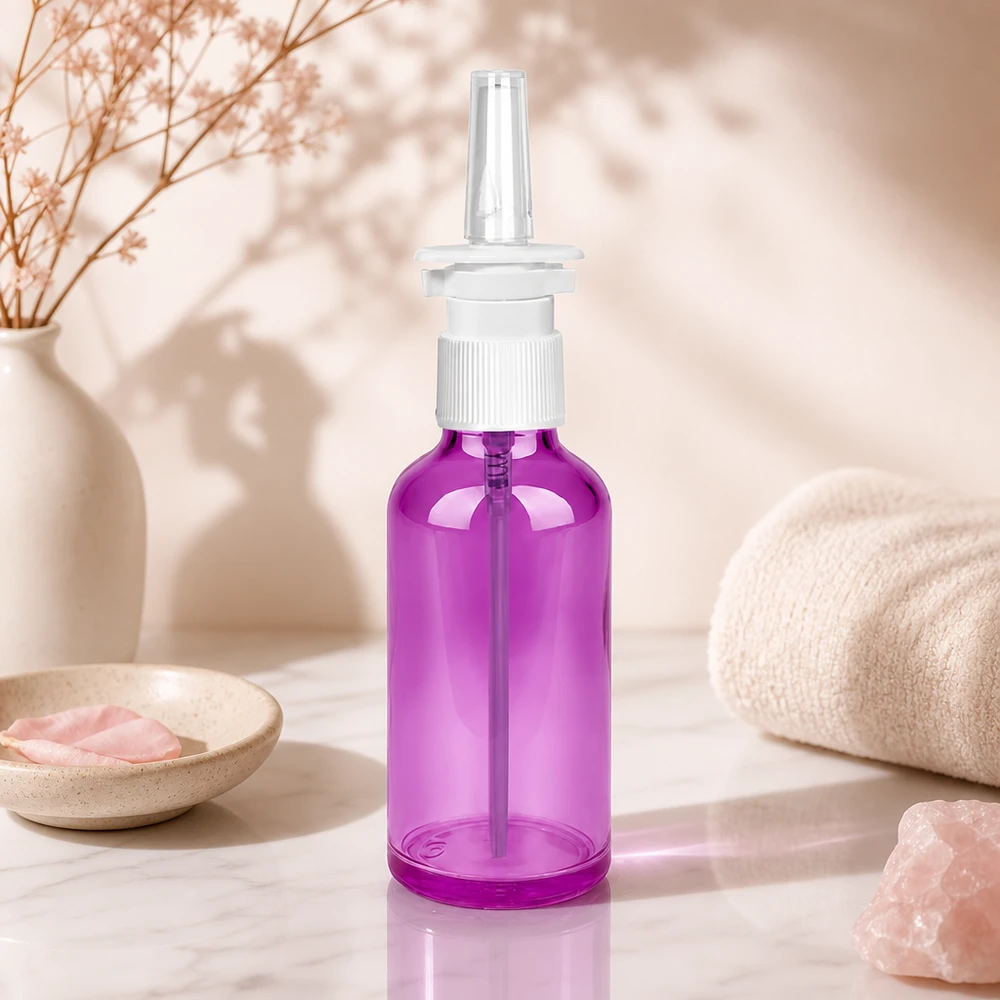 50ml nenäsumutinpullo valkoinen/läpinäkyvä vakio PurpleLine. UT18/50 Laadukas 50 ml:n nenäsumutepullo, jossa on läpinäkyvä violetti viimeistely ja ammattimainen suihkutusjärjestelmä.