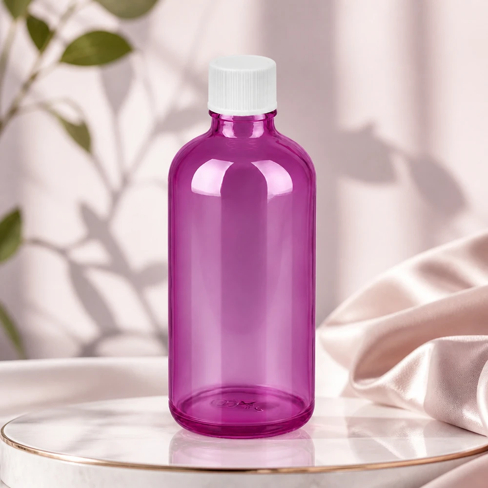 Tyylikäs violetti lasipullo 100ml valkoisella kierrekorkilla korkealaatuisille kosmetiikkatuotteille.