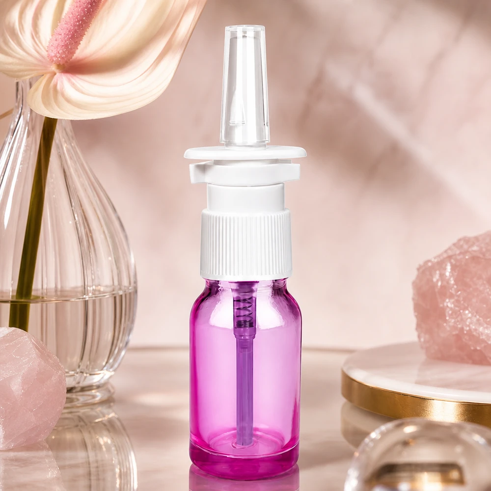 10ml nenäsumutinpullo valkoinen/läpinäkyvä standardi PurpleLine. UT18/10 Elegantti 10 ml:n nenäsumutepullo violetissa valossa, jossa on valkoinen suihkupää tarkkaa annostelua varten.